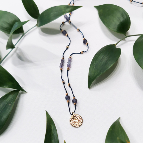 Naszyjnik Glam, Simply z blaszką mosiężną i Fluorytem niebieskim Naszyjnik Glam, Simply z blaszką mosiężną i Fluorytem niebieskim