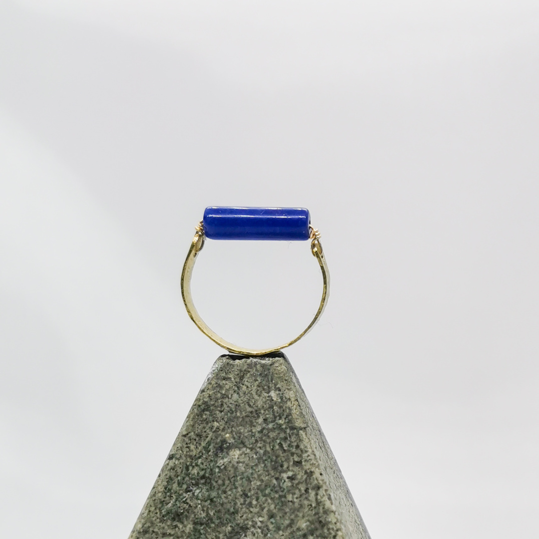 Pierścionek Glam, mosiądz, Lapis Lazuli, walec Pierścionek Glam, mosiądz, Lapis Lazuli, walec