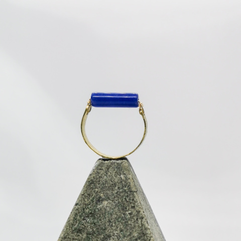 Pierścionek Glam, mosiądz, Lapis Lazuli, walec Pierścionek Glam, mosiądz, Lapis Lazuli, walec