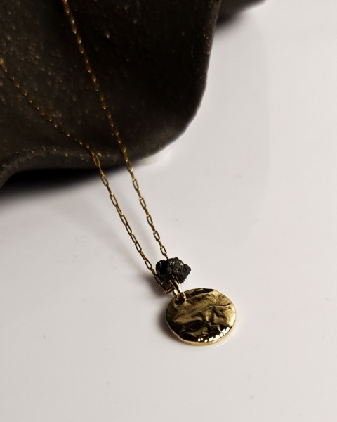Naszyjnik Glam, mosiądz flamowany i surowy czarny diament