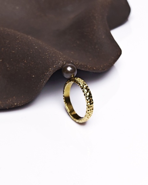 Pierścionek Glam, Perła na nicie, ciemna, mosiądz