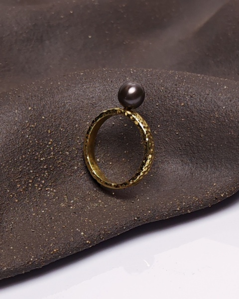 Pierścionek Glam, Perła na nicie, ciemna, mosiądz